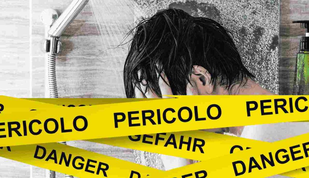 Scoperto un BATTERIO KILLER nella DOCCIA, da oggi lavarsi diventa una roulette russa | Gli esperti: “Casi in aumento in Italia”