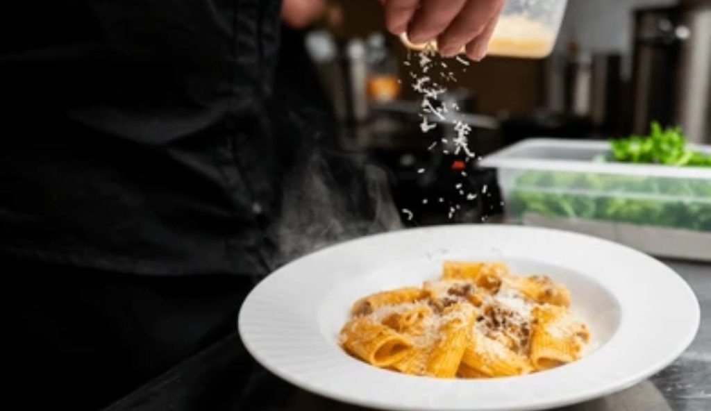 Nella Marche il gelato lo GRATTANO sulla PASTA: il gusto assurdo (ma delizioso) perfetto con carbonara e amatriciana