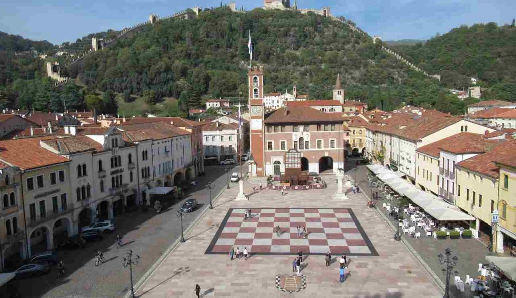 Solo in Italia la SCACCHIERA VIVENTE che incanta il mondo: in questa piazza il gioco centenario con pedine in carne e ossa