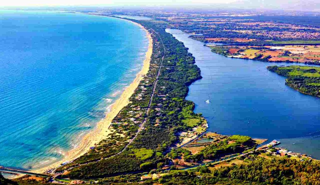 Macché Puglia e Sardegna, la spiaggia più bella è a un passo dal Circeo | Le dune bianche e il mare blu hanno stregato anche Pasolini