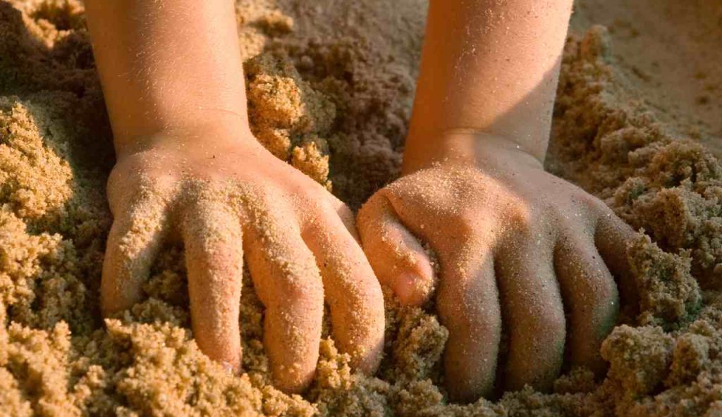 “ALLERTA SABBIA LETALE”: dalla Florida all’Italia, il nuovo allarme | Cosa evitare e come proteggere i tuoi figli in spiaggia