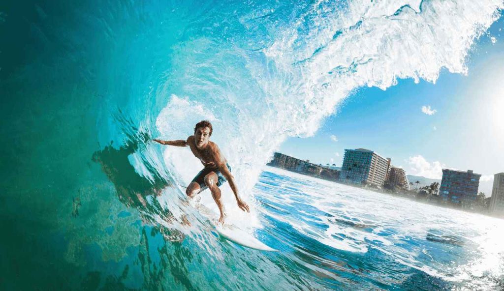 SURF, l’oceano si sposta in questa città italiana: da oggi le onde si cavalcano anche in pausa pranzo, il Comune ha detto sì