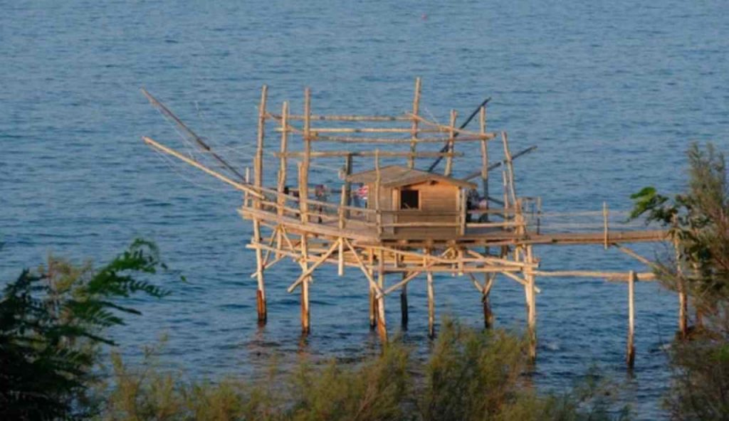 Questo TRABOCCO proteso sul mare è bello da mozzare il fiato: perfino D’Annunzio ha perso la testa per questa palafitta a 5 stelle