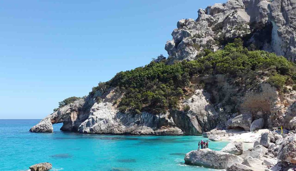 Sembra il set di LAGUNA BLU, ma è a un passo da casa tua: in Italia l’arcipelago delle meraviglie, uno scrigno segreto tra rocce e mare