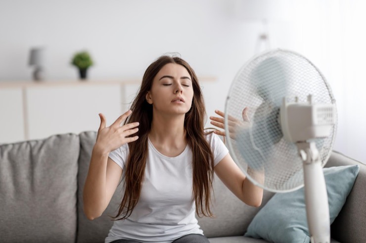 Donna con ventilatore