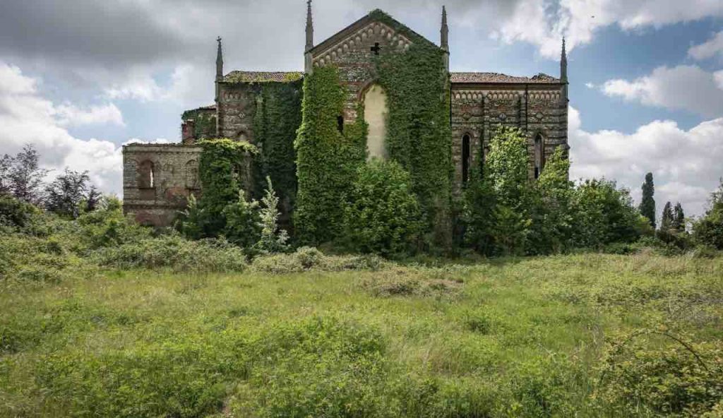 Si chiama Basilica Santissima, ma oggi è POPOLATA solo dai FANTASMI | Tra edera, felci e sussurri: sembra il set di un film horror