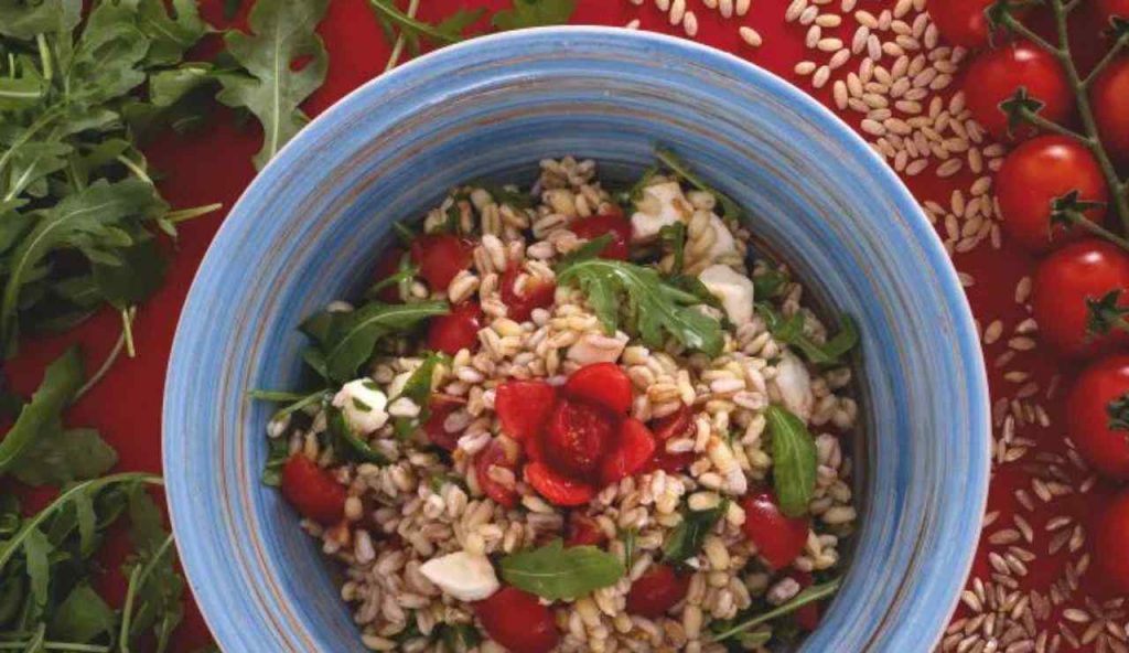 La mia INSALATA ESTIVA è differente: zero pancia gonfia e mi sazia fino a sera | Pochi grassi, tanto gusto ed è una gioia per gli occhi