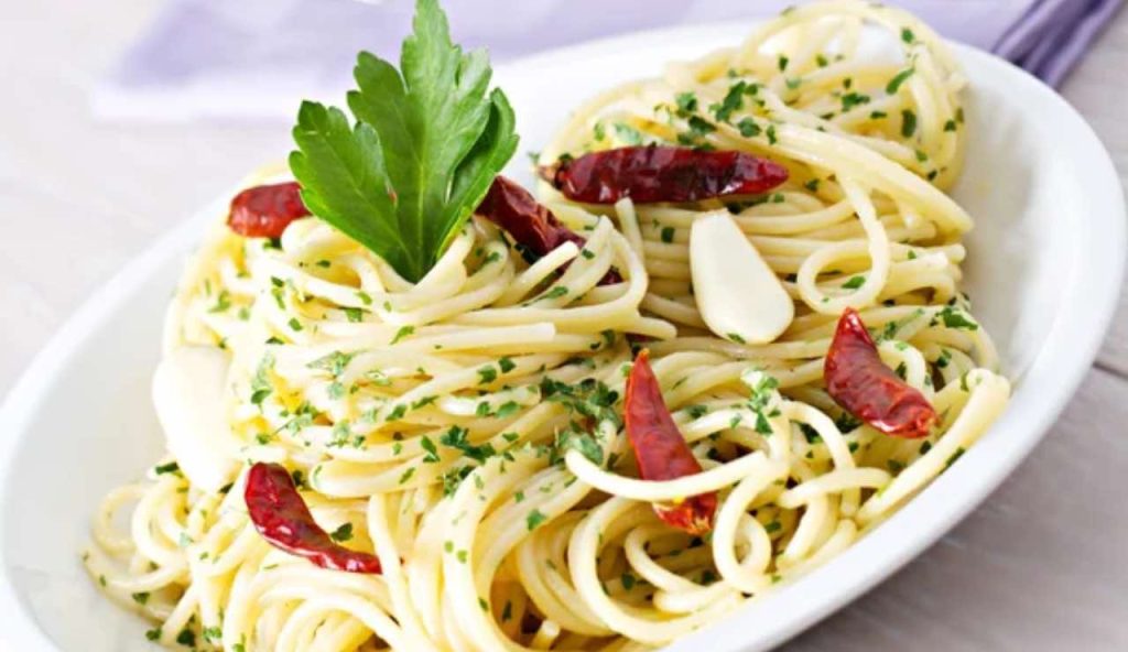 Hai sempre sbagliato a fare l’AGLIO OLIO e PEPERONCINO: con il trucco del 4 ti viene una cremina gourmet che appende tutti al soffitto