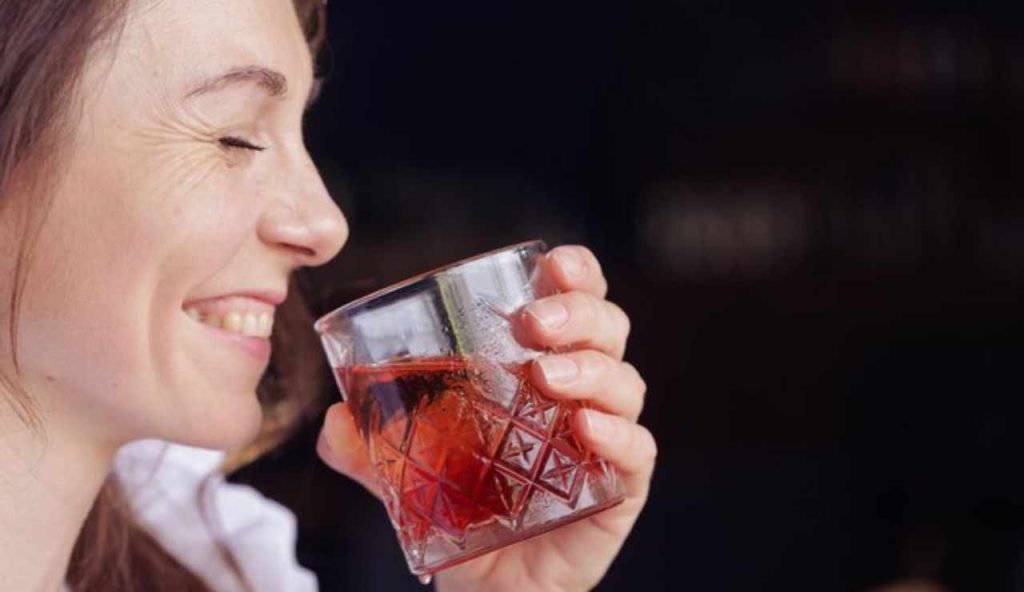 Stop mojito e spritz, quest’estate si va di MOCKTAIL al MANGO: dissetante, delizioso e facile da fare | Con 2 foglie di menta è un bijou