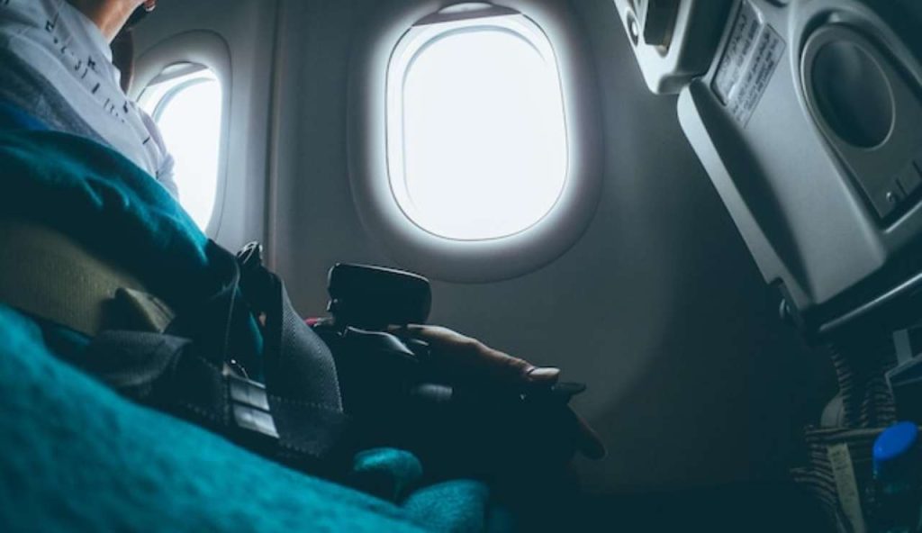 “VIETATO DORMIRE IN AEREO”: la regola assurda che proibisce i pisolini durante il volo | Nei casi limite si rischia anche la vita
