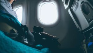 Persona che dorme in aereo
