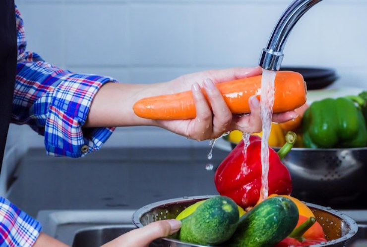 Frutta, ecco come si lava