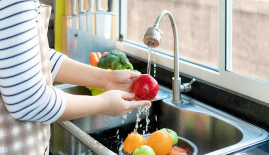 FRUTTA, se la lavi così è come immergerla nel water | Se togli la buccia è peggio: solo così elimini tutti i batteri e le impurità