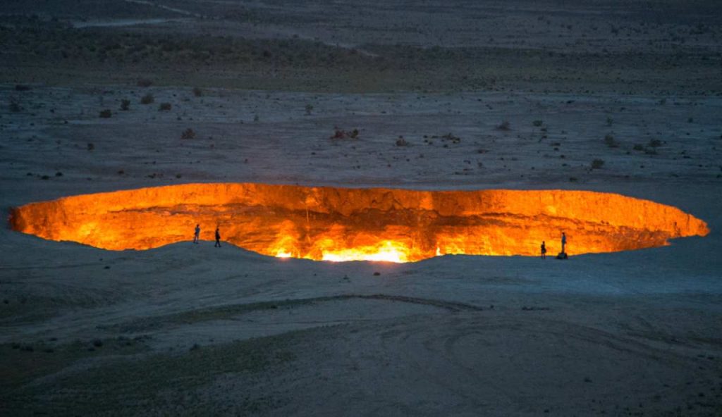 La PORTA dell’INFERNO esiste davvero, ed è più vicina di quanto immagini | A tuo rischio e pericolo: solo fiamme e raffiche infuocate