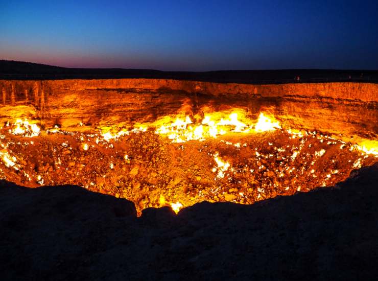 Illustrazione delle fiamme della Porta dell'Inferno (Canva FOTO) - cosediviaggio.it
