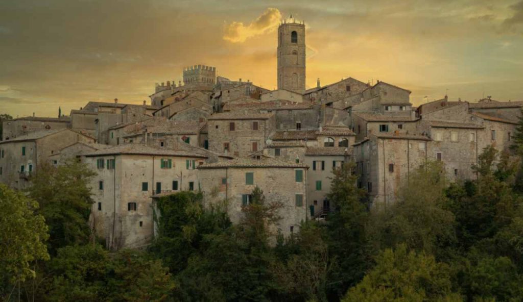 Questo è il paese più sfortunato d’Italia | Lo chiamano BORGO MALEDETTO, ma ti benedice a tavola: streghe e cavatelli da svenire