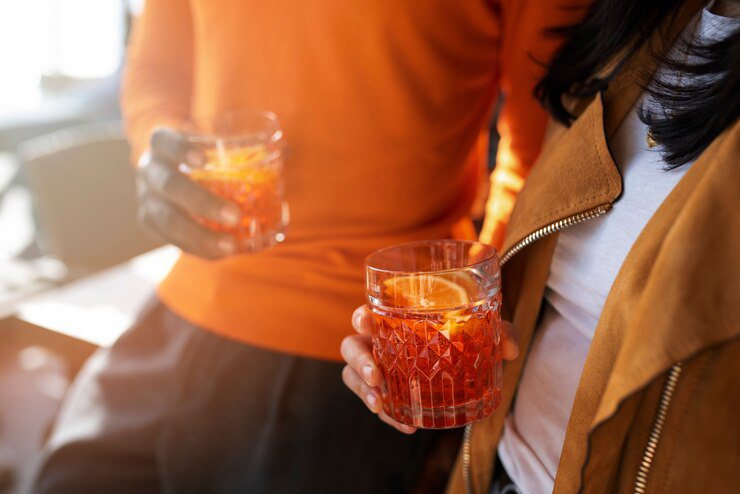 Donne che bevono cocktail