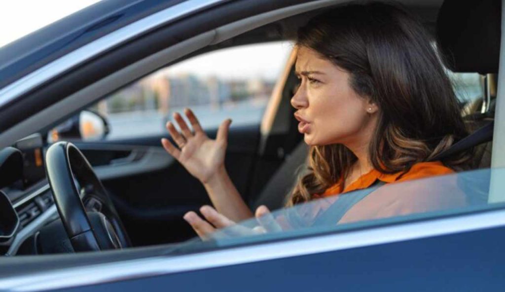 Finestrino abbassato, da oggi è reato | Il Codice della Strada ci mette il carico da 90: ora ti multano anche se arieggi la tua auto
