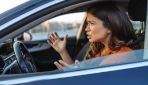 Donna al volante con finestrino abbassato