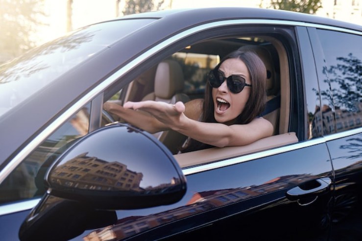 Donna sconvolta al volante