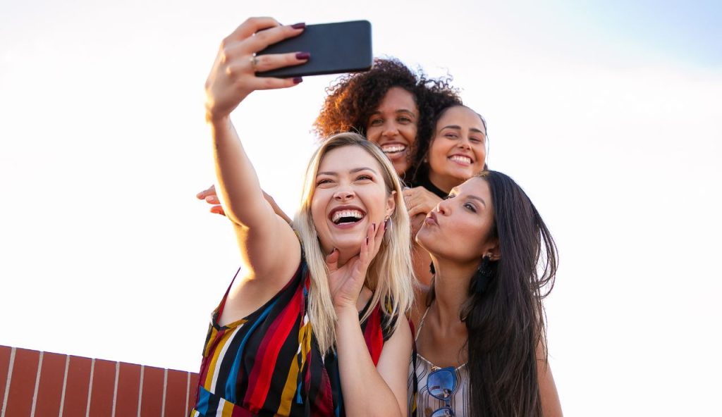 Viaggi e like: come i selfie park stanno ridefinendo il turismo “Instagrammabile”