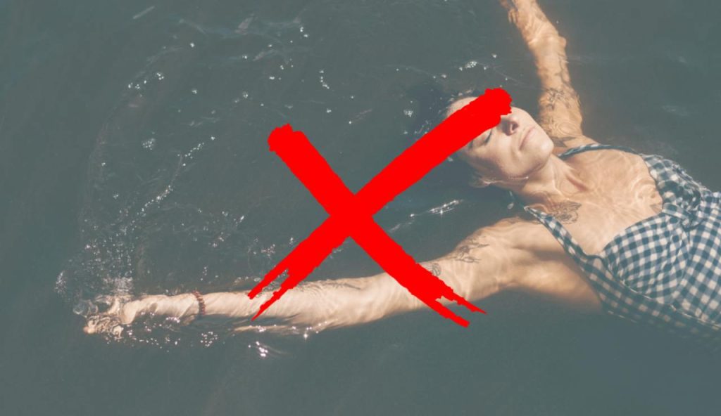 Mai fare il bagno nel LAGO di MEDUSA: chi ci nuota viene pietrificato all’istante | Non è una leggenda: il cimitero delle statue di sale