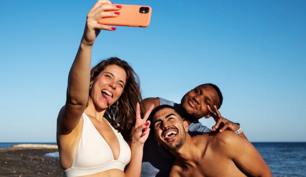 Selfie perfetti in spiaggia con la TECNICA MIRROR: con questa impostazione fai il boom di like su Instagram | Il segreto delle modelle