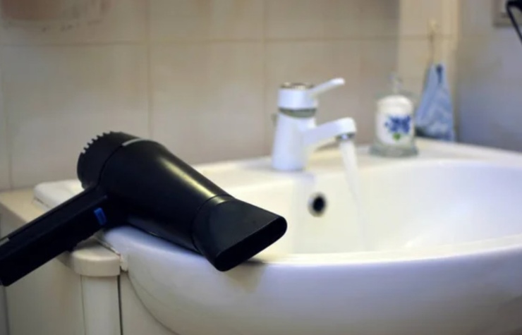 Attenzione a questi errori con il phon (Depositphotos foto) - www.cosediviaggio.it
