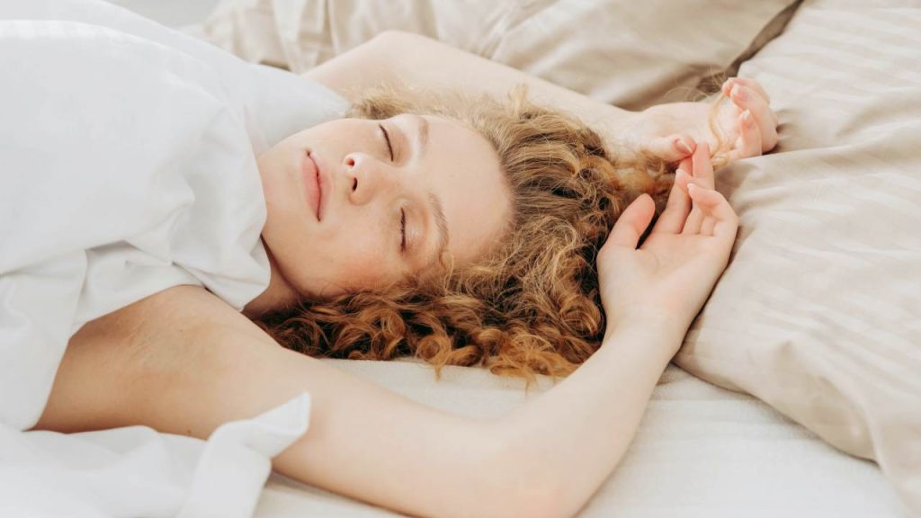 Sonno, la posizione in cui dormi può ROVINARTI LA SALUTE (e anche le tue giornate) | L’esperto ha parlato: “Ecco cosa rischi”