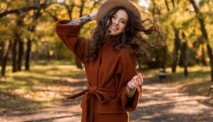 Donna vestita con abiti autunnali