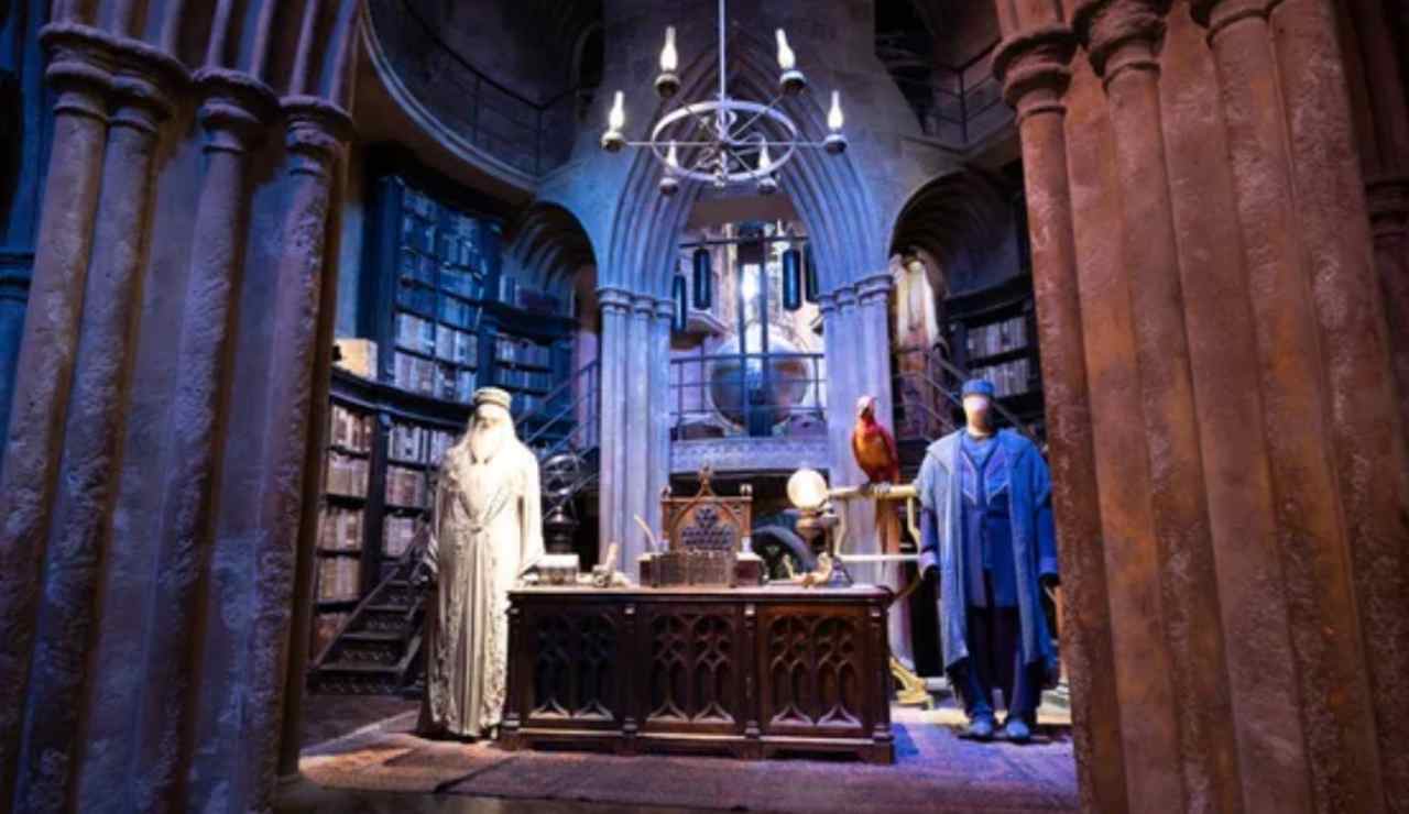 Apre in Italia la prima SCUOLA DI MAGIA: studi incantesimi, pozioni e duelli come ad Hogwarts | C’è già il boom di adesioni