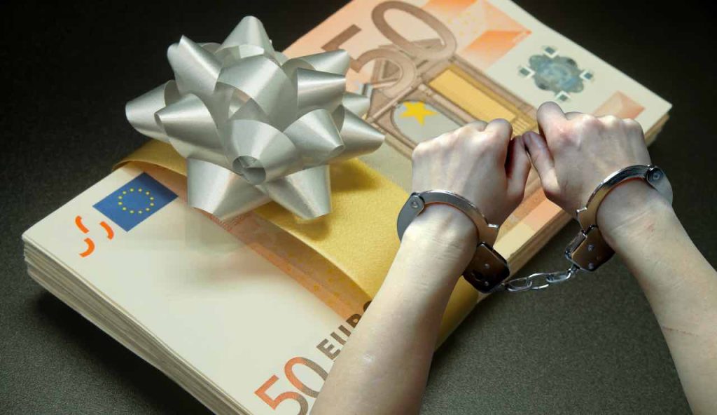 REGALI IN DENARO, se superano questa somma finisci dritto nel mirino del Fisco | Addio alle mancette a figli e nipoti: ora sono guai