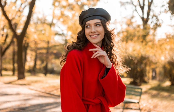 Donna che indossa colori autunnali