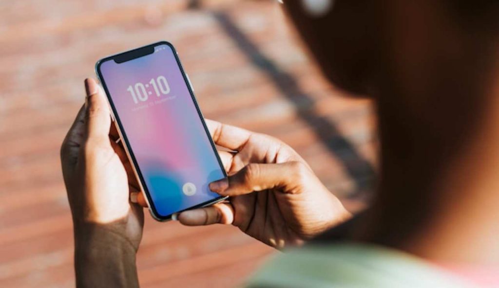 Smartphone solo 2 ore al giorno, ed è VIETATO dopo le 21:00: scatta il coprifuoco digitale | La folle ordinanza è già realtà