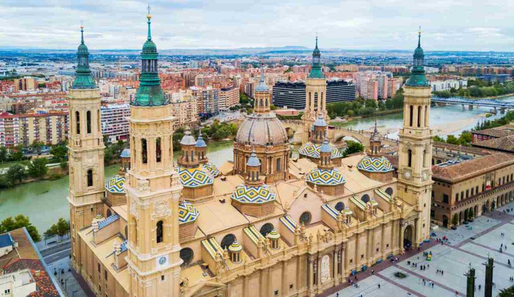 “El Alma del Ebro”: la scultura di lettere che incanta Zaragoza, tra luce, arte e fiume